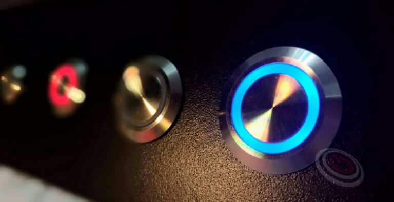 彈性擴充-支援三色 ▪ 自鎖，帶燈短款按鈕六種LED燈色，也能支援雙色甚至RGB三色的指示。短款,小型化。